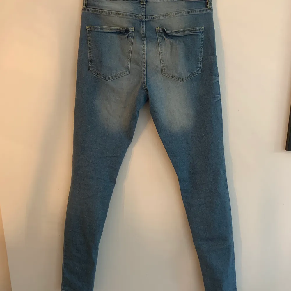 Jättefina jeans i en superfin blå färg!! Knappt använda och är i bra skick. Köparen står för frakten. Fraktar endast.. Jeans & Byxor.