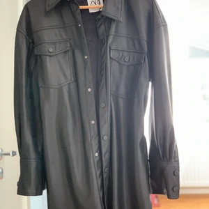 En skinn jacka  - Jackan har en endast använts en gång och det är på bilden så den är i helt nytt sick, hör av er vid intresse!