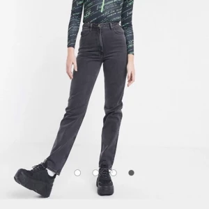 Collusion jeans 006 - Jeans från asos collusion. Modell mom 006 TALL. 30/38. Så 30 waist. De är 117cm långa från midja ner. 