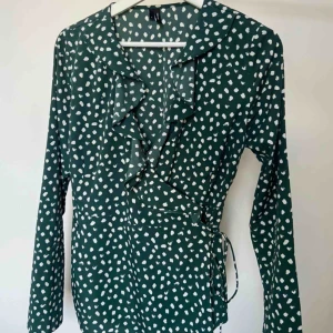 - Omlott-blus från Vero Moda med knytning i sidan!💚 