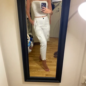 Vita Cargobyxor från Bershka - Jättesnygga byxor från Bershka som säljes pga att de är för små för mig och därför aldrig använda heller. Väldigt bra skick, som nya! Originalpris var 300kr, säljer för 225kr. Kan mötas upp i Stockholm annars betalar köparen frakten. Skriv vid frågor🥰🥰