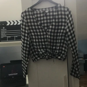 Skjorta - Skjorta från Hm. Man knyter den längst ner. Kan skicka, köpare står för frakt.