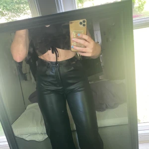 Skinbyxor ifrån madlady  - Ett par byxor som värkligen sitter sååå bra och jätte sköna, säljer dessa eftersom dem tyvär inte kommer till användning (använt Max 1-2 gånger)  storlek XS men skulle mer säga att de passar en S  beroroende på hur man vill att dem ska sitta.            Frakten betalar man extra// :)