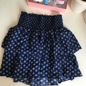 Volangkjol - En mönstrad fin kjol som är köpt på hm, knappt använd, bra skick, skriv för fler bilder💕 frakt=35kr