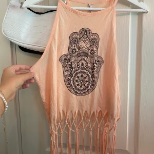 Linne - Coral färgat linne, köpt i Usa för några år sedan🌸 Frakt tillkommer, 63kr, spårbar. Jag har köp 3 betala för 2 på allt jag säljer🌻