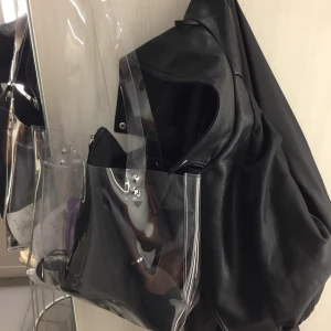 Transparent bag - Snygg genomskinlig väska som rymmer en hel del. Använd 2 gånger! Postar paket idag så passa på och kolla!!
