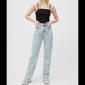 Jeans - Jeans från weekday i modellen row! Är 169 cm och jeansen är ned t skorna på mig. Frakt 88kr
