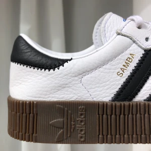 Adidas Originals Sneakers ”Sambarose” Women, storlek 38 2/3 - Original pris var 1199. Jättefina och unika adidas skor, men går ändå att matcha med allt. Aldrig använda. Storlek 38 2/3. Köpta i Milano på FootLocker. Säljs pga för liten storlek. Buda om ni vill. Frakt 63 kr.