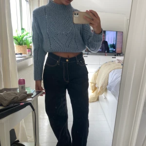 Stickad ljusblå tröja - Säljer denna skitsnygga blå stickade tröjan från zara då jag knappt använder den längre. Hör av er vid intresse:)