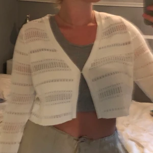 Söt topp - Söt trendig vit croppad topp. Köpt på secondhand men från Lindex. Knappt använd i fint skick! Frakt tillkommer på 22 kr :) eller mötas i stockholm 