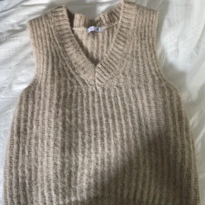 Stickad väst i XS - Helt ny, endast provad då jag tyckte den var för stor för min del. 
