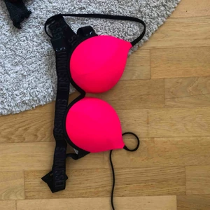  - En bikiniöverdel ifrån New yorker. Endast testad aldrig använd. Kan mötas upp i Örebro eller Eskilstuna eller frakta, köpare står för frakt. 