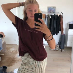 T-shirt med text - Skön T-shirt, aldrig använd bara testad. Stl. M men passar mig som är XS/S.