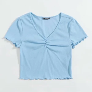 T-shirt  - T-shirt från shein i storlek S. köpt i våras men använd cirka 2 gånger. Bra kvalite och passar till allt! 70kr + frakt 🦋 Högsta bud: 75kr + frakt 💓