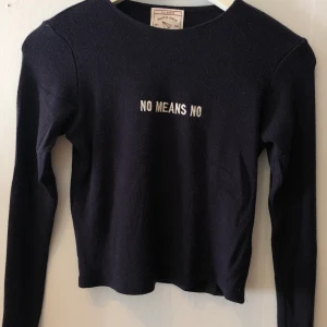 mörkblå tunn stickad tröja  - Tunnare stickad tröja från Pull & Bear med texten ”No means no”. Köpt för cirka två år sedan men bara använd en gång på grund av att den är lite liten. Det står att den är storlek large men tycker den känns som extra small. Kan mötas upp i Stockholm eller frakta (köparen står för frakt).