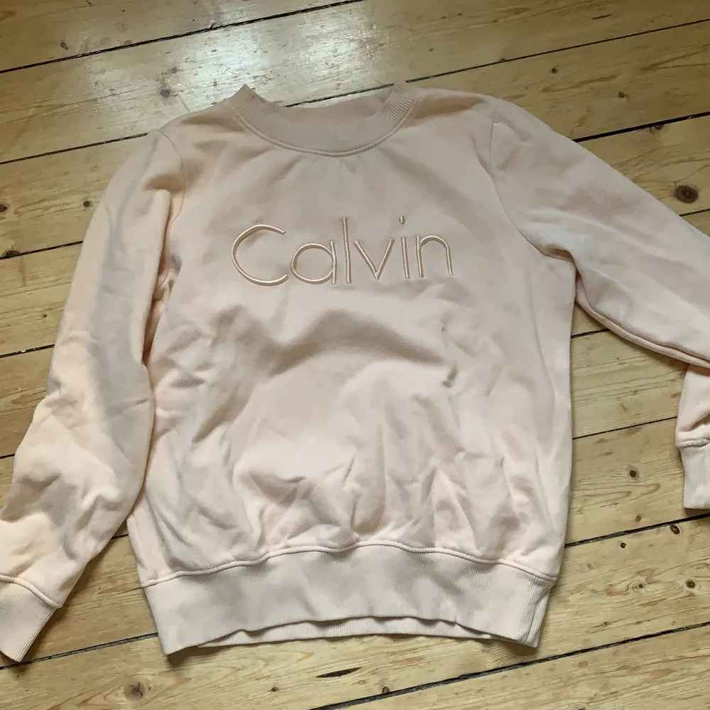Super söt sweatshirt från Calvin Klein i puderrosa. I väldigt fint skick, endast använd ett fåtal gånger. Nypris: 900. Vill ha den för 500 men priset kan diskuteras. (FRAKT TILLKOMMER, ca 40kr). Tröjor & Koftor.