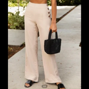 Beigefärgade kostymbyxor - Ett par jättefina och verkligen bekväma beiga kostymbyxor. Helt oanvända köpta för två veckor sedan ca men köpte i två storlekar så behöll den andra storleken.