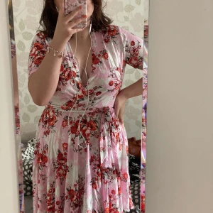 Sommarklänning storlek Medium - Hej! Vi är fyra tjejer som säljer begagnade kläder i nyskick för att spara ihop pengar till att kunna starta upp vårat blivande UF företag☀️  sommarklänning i underbara färger🤩 klänningen är även denna i nyskick och passar perfekt till alla tillfällen. Storlek Medium. Draken inkluderas i priset🥰 