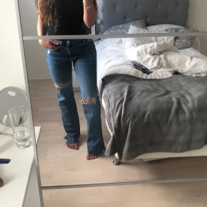Pull and bear jeans slit  - Sjukt snygga jeans från pull and bear, använda Max 2 gånger alltså som nyskick. De är var extremt långa i modellen därav har jag själv kapat de lite nedtill. Står ej för frakten 