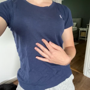 T-shirt Ralph Lauren  - T-shirt från Ralph Lauren, kommer inte till använding något mer 😕 100+frakt 🧚🏻