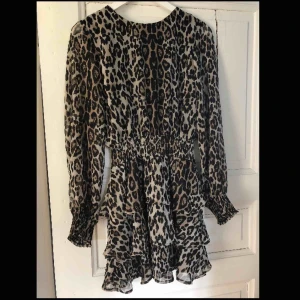  - Leopard färgad klänning med volanger nedtill🍁🤍🖤