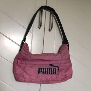 Cool rosa väska från puma. Köpt på humana secondhand men själv har jag aldrig använt den. Köparen står för frakt. Skriv gärna om du är intresserad😊