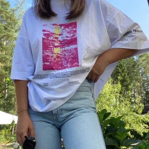 Oversized t-shirt - *BUD 240+frakt* En snygg oversized t shirt ifrån märket Collusion, aldrig använd. Storlek medium och unisex men kan nog passa vem som 💖 postar endast så frakt tillkommer 