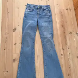 Blåa Bootcut jeans säljer pågrund av att de är för små för mig, använda många gånger men endå bra skick, säljer för 200kr, 