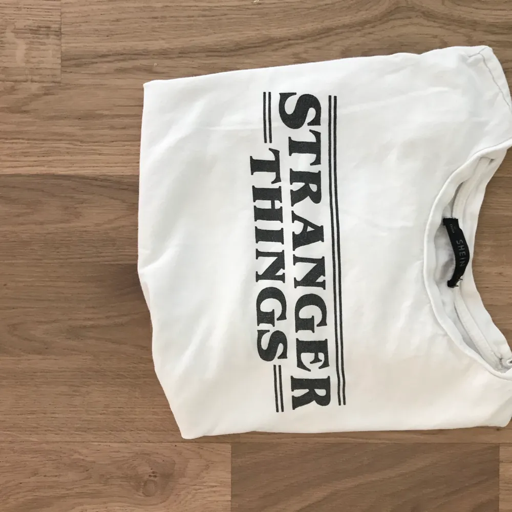 Snygg och cool stranger things tröja från shein. Finns inte längre i affärer eller online. Säljer för ett billigt pris. Originalpriset var 200kr. Kontakta om intresserad eller om prisförändringar🌸. T-shirts.