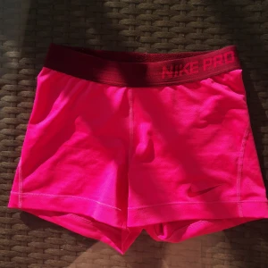 Nike pro shorts  - Nike PRO shorts i storlek S. Superfin färg och sitter snyggt!! 