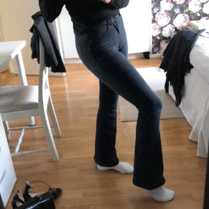 Bootcut jeans svarta strlk xs/30 - Väldigt snygga bootcut jeans från DRDEMIN. Använda flera gången men är i bra skick förut lite slitningar mellan benen men inget som syns på! Pris kan diskuteras! 180kr+frakt