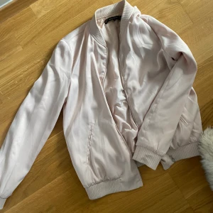 Rosa bomber jacka - Fin rosa jacka från zara! Storlek xs, köparen står för frakten!! 