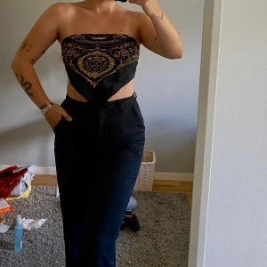 Mönstrad mjuk sjal💛🖤 - Trendigt mönstrig sjal med guld, vit och svart färger som man kan antingen ha i håret eller också som tröja som jag stylade den! Använd 2 gr! 💛 köpt iår på en okänd second hand butik! 🖤