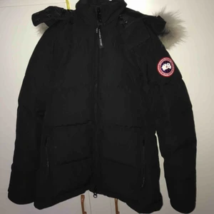 Canada goose - Säljer min äkta dam canada goose parka. Storlek m. Inga fel och kan tänka mig att byta mot den längre modellen.  Undanber oseriösa köpare. Buda! 