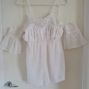 Playsuit från bubbleroom - Fin sommar outfit! Vit med fina mönster runt armar och axlar