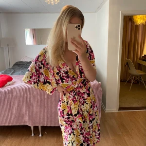 Blommig klänning - Suuuuuper fin blommigklänning! Använd 1 gång. Men tyvärr lite liten vid bysten. Nypris 399kr