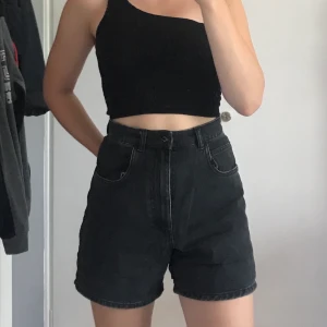 Jeans shorts - Trendiga baggy jeans shorts från Zara i jättesnygg grå färg! Knappt använda då de är för stora så i väldigt bra skick🥰 kan mötas upp i Uppsala eller frakta för 40kr💕