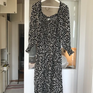 Blommig puffklänning - Jättefin långklänning med puffärm och vita blommor från H&M 👼🏻