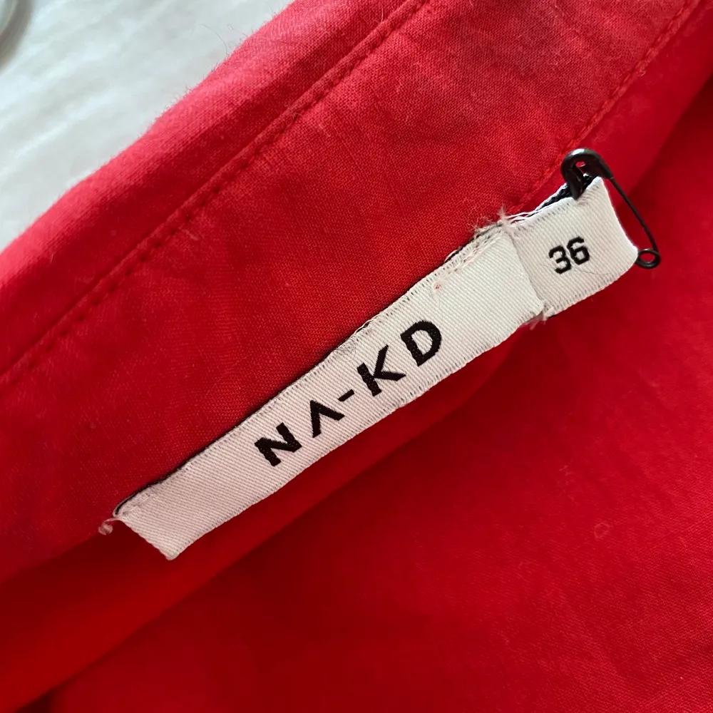 Supersnygg tshirt blus från NAKD! Köpt förra sommaren men knappast använd :) storlek 36. Frakt 40kr. Blusar.