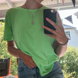 Neon grön tshirt  - Neon grön T-shirt från Zara, fint skick! Köparen står för frakten <3