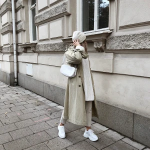 Beige kappa - Säljer denna långa beiga kappan från monki! Frakt tillkommer. 