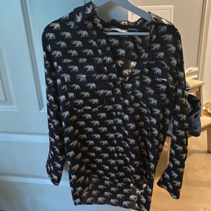 Satin skjorta zara - Storlek xs men ganska oversize. Använd en gång så som nyskick. 