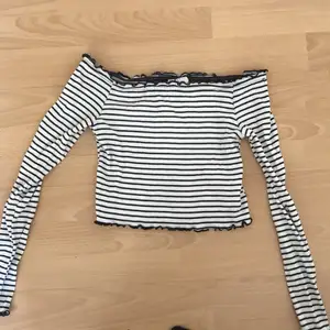 H&M långärmad tröja med svarta kryllar på kanterna, svart o vit randi