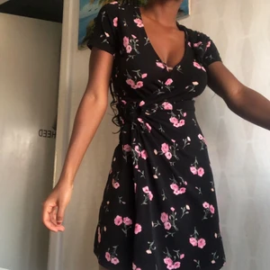 Super söt omlottklänning - Använd Max 2 gånger! Finns inte kvar i butik 💓 jätte söt och fin!! Storlek 36, frakt tillkommer 