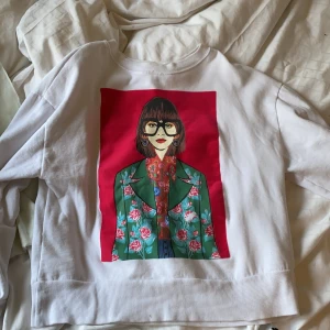 Sweatshirt med tryck  - Säljer denna vita tjocktröja med coolt tryck 💕💕💕den kommer från zara och är knappt använd ❤️ köpt på Teneriffa 