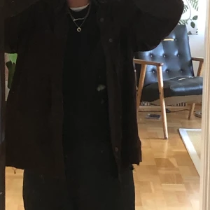 Skjorta - Härlig Manchesterskjorta ifrån beyond retros garage same. Avklippt men inte sydd. Storlek m :)