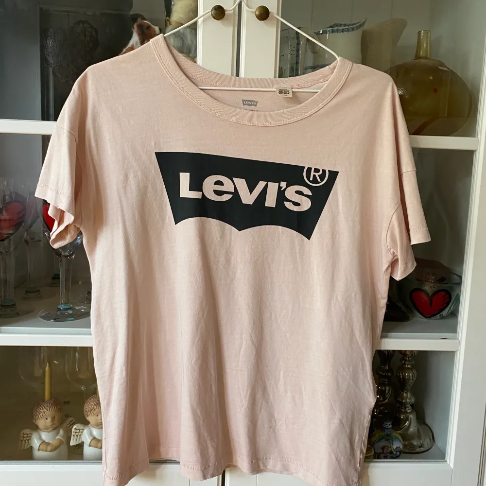 Rosa Levis T-shirt i storlek S. Snygg retro stil och sitter oversized i modellen. Säljs pga flyttrensning och då jag ej får användning för den. 🤗🤗. T-shirts.