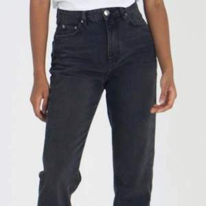 Säljer dessa svarta jeans i modellen ”original mom jeans” från Gina tricot. Så fina, croppade och ”washed black” färg som syns tydligt på sista bilden. I bra skick men säljer då jag föredrar längre jeans, skulle säga att dessa är perfekta för alla mellan 158-165 cm. Funkar säkert för fler lite beroende på hur man vill att de ska sitta🥰 frakt tillkommer, skriv privat för mått, fler bilder m.m.✨
