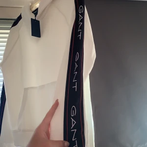 Gant hoodie - En gnat hoodie / munkjacka ifrån märket Gant. Aldrig använd för köpte men skulle byta stl men då fick jag ej byta för tiden hade gått ut. 