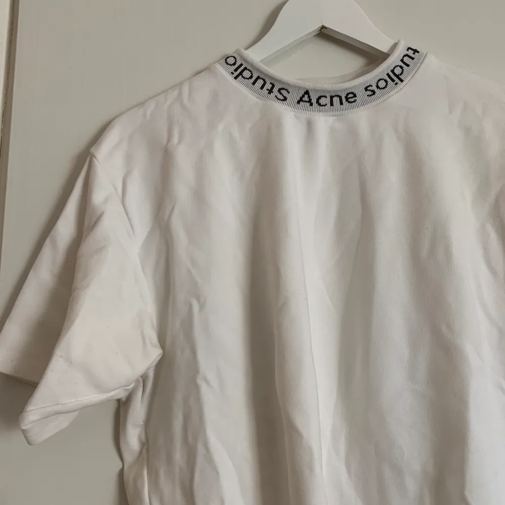 T-shirt från Acne med hög krage. Använd en gång. Nypris: 1400kr. T-shirts.